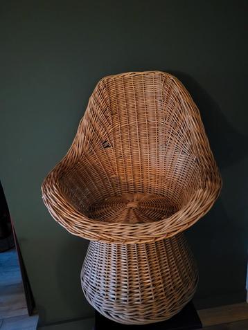 Rieten decoratieve stoel / plantenstandaard – 60 cm hoog beschikbaar voor biedingen