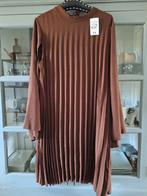 Porte a Porte  Fashion  Plissé jurk " Nieuw  " ( 52-54  ), Ophalen of Verzenden, Nieuw, Bruin, Jurk