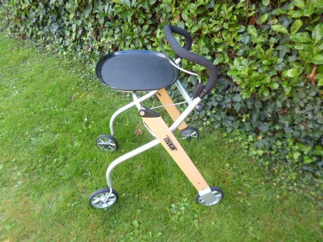 Trust Care design rollator  zgan Lichtgewicht inklapbaar, Diversen, Rollators, Zo goed als nieuw, Lichtgewicht, Ophalen of Verzenden
