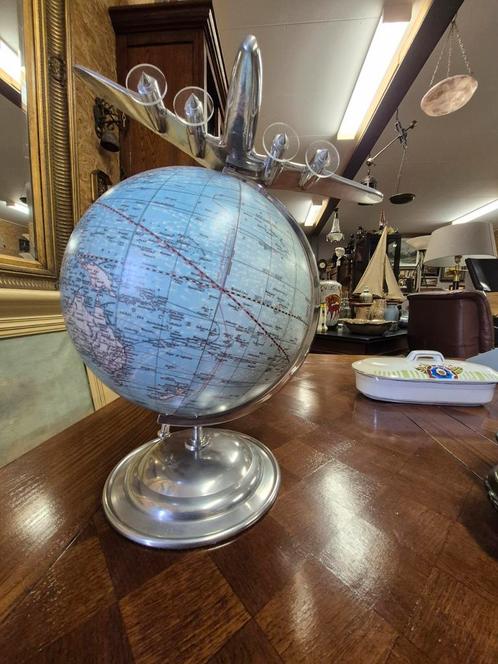 Wereldbol met vliegtuig van weber costello, Huis en Inrichting, Woonaccessoires | Wereldbollen, Zo goed als nieuw, Ophalen