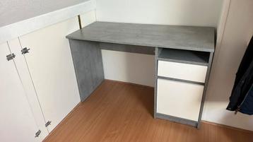 Knap bureau beschikbaar voor biedingen