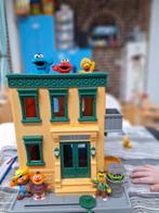 sesamstraat huis met figuren, Ophalen, Zo goed als nieuw, Poppenhuis