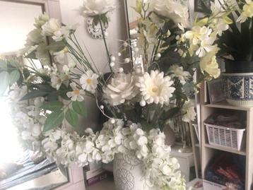 Grote vaas met kunstbloemen.wit beschikbaar voor biedingen