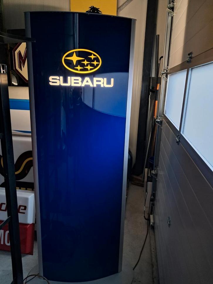 Subaru reclame lichtzuil indoor 1 zijdig 200cm marge product, Verzamelen, Merken en Reclamevoorwerpen, Gebruikt, Lichtbak of (neon) lamp