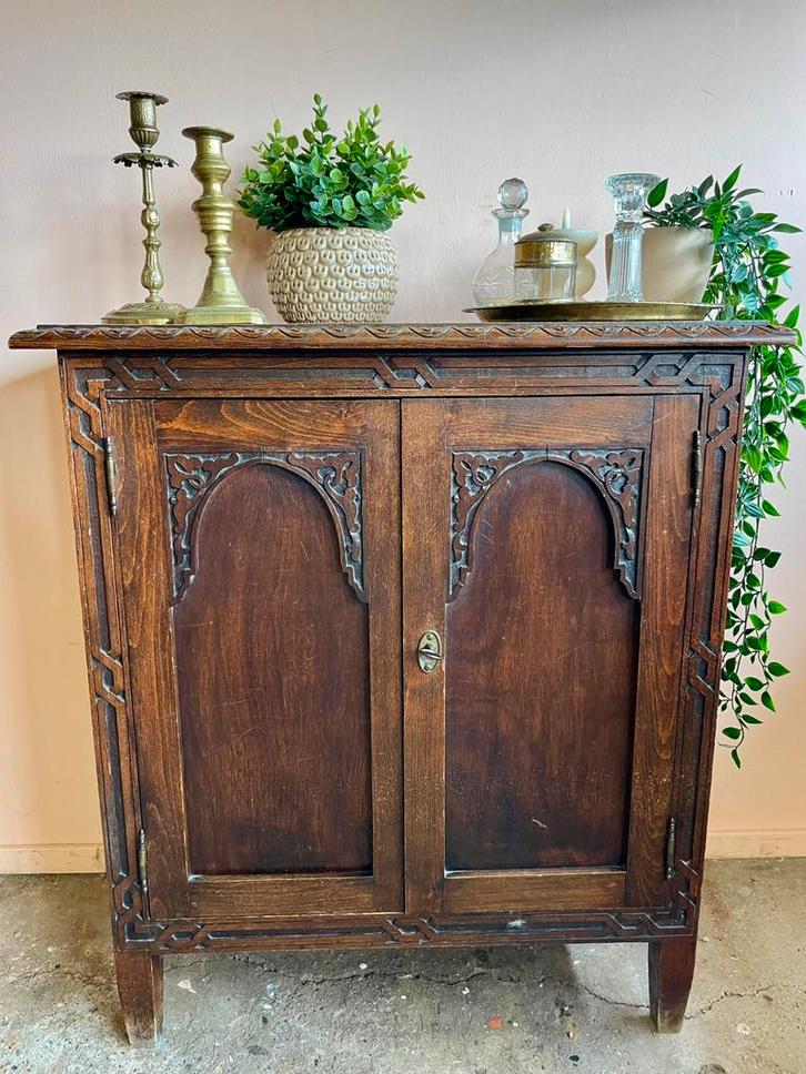 Prachtig antiek houten kastje met houtsnijwerk bohemian, Antiek en Kunst, Antiek | Meubels | Kasten, Ophalen