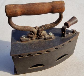 Brocante Degelijke strijkijzers; 4 types beschikbaar voor biedingen