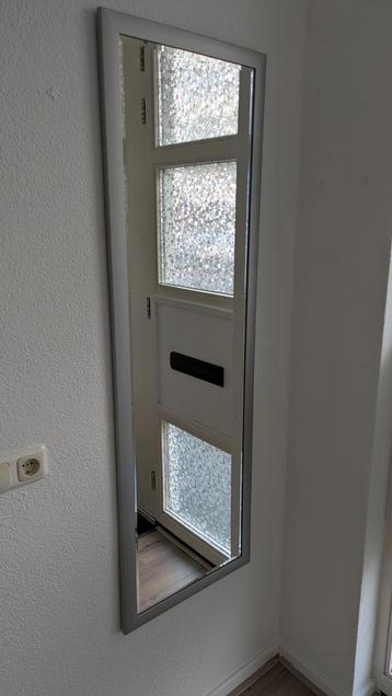 Strakke Spiegel met Zilveren Rand beschikbaar voor biedingen