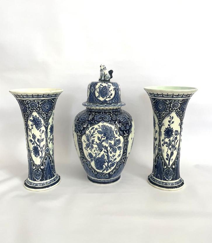 Set Delfts Blauwe dekselvaas en twee trompetvazen Boch, Antiek en Kunst, Antiek | Vazen, Ophalen of Verzenden