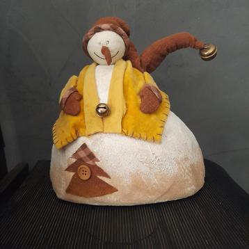 Decoratieve handgemaakte fraai stemmiggedecoreerde sneeuwpop beschikbaar voor biedingen