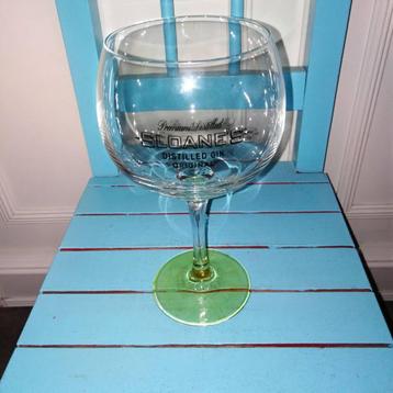 Sloane's Premium Dry Gin glas op voet beschikbaar voor biedingen