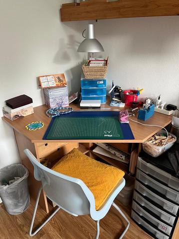 Hoekbureau beschikbaar voor biedingen