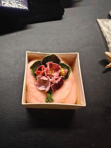 Porcelaine broche bloemen vintage. beschikbaar voor biedingen