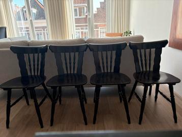 Vier Zwarte Houten Stoelen