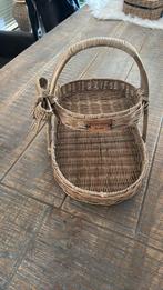 Riviera maison rattan mandje / etagere met RM strikje rattan, Ophalen, Zo goed als nieuw, Rond, Riet