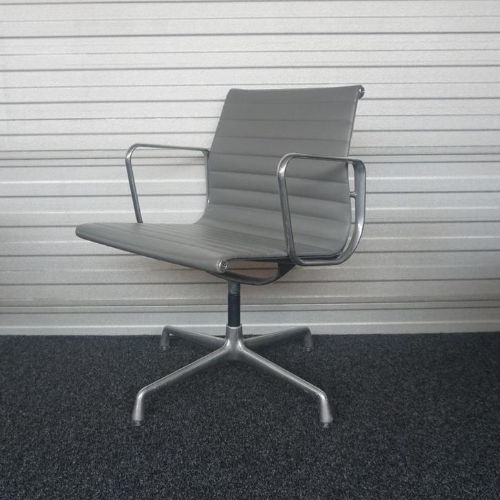 Vitra EA 108 Design Stoel | Vergaderstoel | Grijs | Leer, Huis en Inrichting, Stoelen, Gebruikt, Vijf, Zes of meer stoelen, Leer
