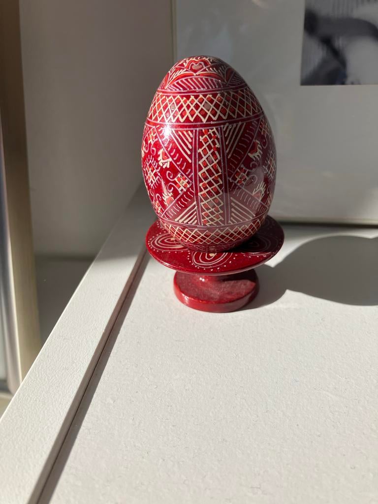 Decoratief rood ei op voetstuk, Ophalen