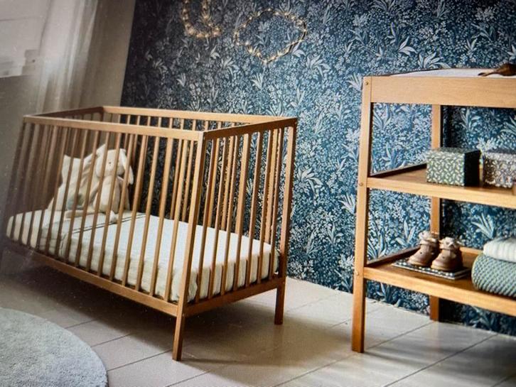 Petite Amélie (petit amelie) Hetre walnoot, Kinderen en Baby's, Babywiegjes en Ledikanten, Zo goed als nieuw, Ledikant, Ophalen