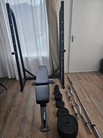 Home gym, bankje, halterstang, dumbells, 93kg gewichte beschikbaar voor biedingen