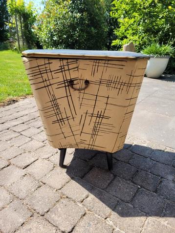 vintage poefje met opbergruimte beschikbaar voor biedingen