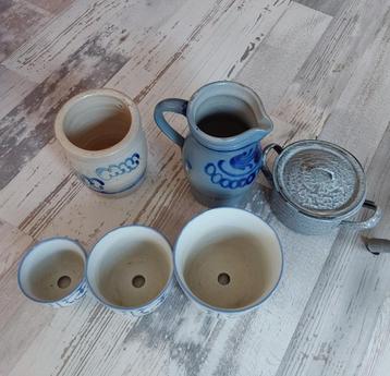 Zoutpot, kan, pannetje en bloempotten beschikbaar voor biedingen