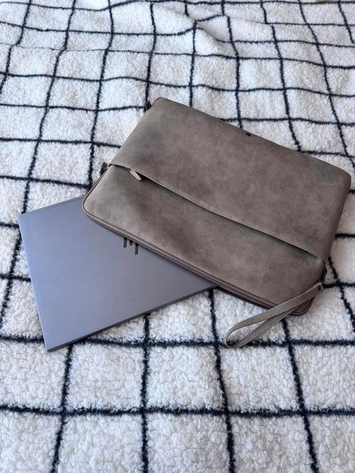 Suede lichtbruine laptoptas Zusss, Computers en Software, Laptoptassen, Zo goed als nieuw, 17 inch of meer, Ophalen