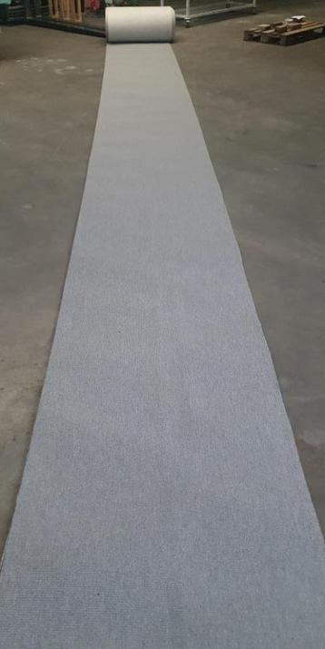 Nieuwe Tapijtloper. Kleur grijs. 1 rol: 35 m lang beschikbaar voor biedingen
