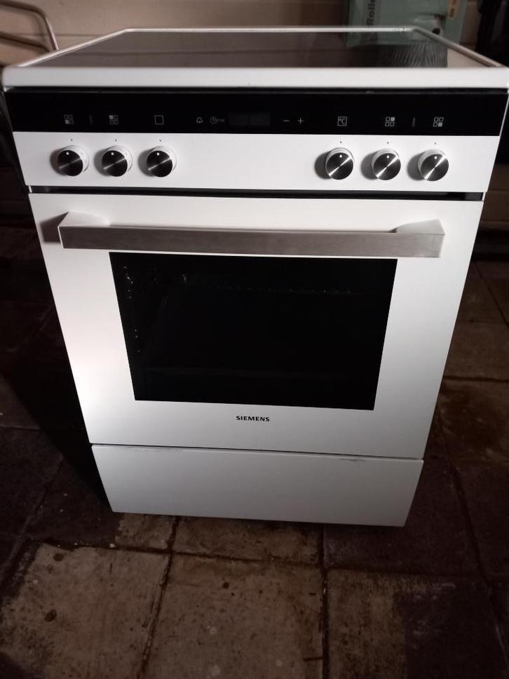 Wit fornuis met keramische kookplaat en hetelucht oven, Witgoed en Apparatuur, Fornuizen, Gebruikt, Vrijstaand, Keramisch, 4 kookzones