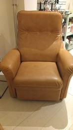 Mooie vintage stoel. Oker geel/cognac. Uitklap voetenbankje, Huis en Inrichting, Fauteuils, Ophalen, Gebruikt