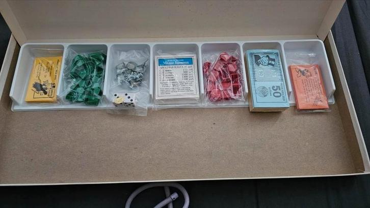 Monopoly Bordspel - Russische uitgave, Hobby en Vrije tijd, Gezelschapsspellen | Bordspellen, Zo goed als nieuw, Drie of vier spelers