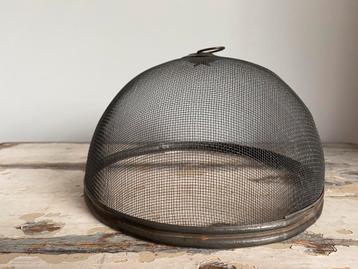 Brocante: Cloche van draadijzer beschikbaar voor biedingen