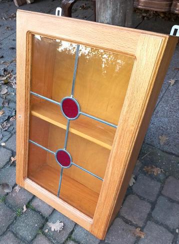 Prachtig vintage houten wandkastje, glas in lood beschikbaar voor biedingen