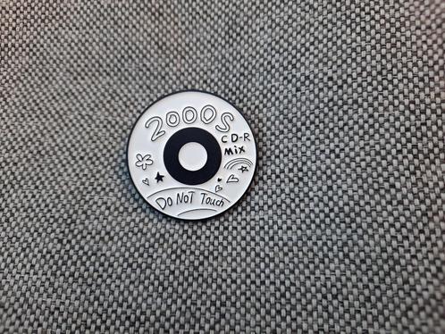 1 pin van CD met de tekst - 2000 s - te koop, Verzamelen, Speldjes, Pins en Buttons, Nieuw, Speldje of Pin, Overige onderwerpen