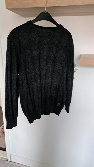 Donkergrijze trui beschikbaar voor biedingen