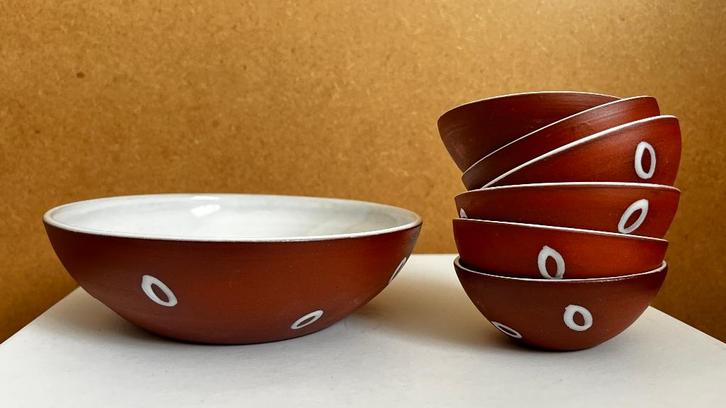 Vintage 50/60s bruin pindasetje 1 grote 6 kleine kommetjes, Huis en Inrichting, Keuken | Servies, Zo goed als nieuw, Schaal of Schalen