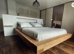 groot tweepersoons bed met luxe ombouw en hoofdbord., Huis en Inrichting, Slaapkamer | Bedden, Ophalen, Verstelbaar, Tweepersoons