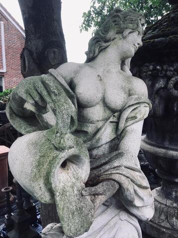 Groot Klassiek tuinbeeld op sokkel ! beschikbaar voor biedingen