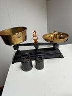 Gietijzeren Weegschaal met koperen bakken, Antiek en Kunst, Antiek | Gereedschap en Instrumenten, Ophalen of Verzenden