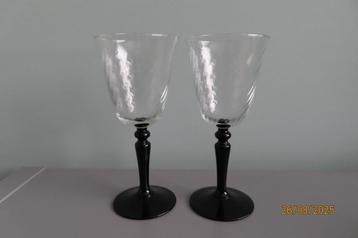Luminarc wijnglas “Swirl” op zwarte voet, 18 cm x Ø 8cm beschikbaar voor biedingen