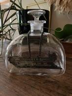 karaf - scheepskaraf  op vierkante voet met hanger en stolp, Gebruikt, Overige typen, Ophalen of Verzenden, Glas
