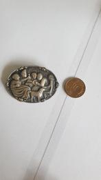 0935 broche met bijbels kroeg tafereel, Verzenden, Overige materialen