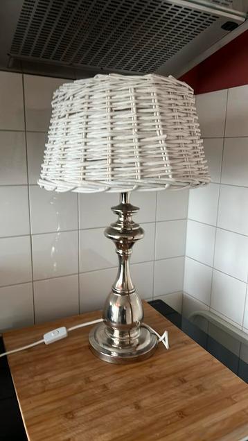 Lamp met rieten kap beschikbaar voor biedingen