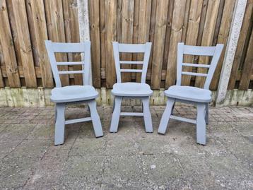 Vintage stoelen  beschikbaar voor biedingen