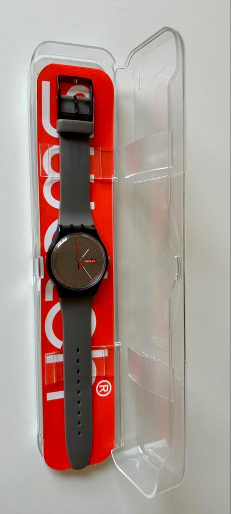 Nagenoeg nieuw, mey doos SWATCH WARM REBEL SUOM702, Sieraden, Tassen en Uiterlijk, Horloges | Heren, Zo goed als nieuw, Polshorloge