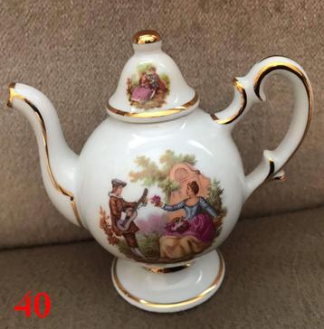 Limoges Porseleinen Theepotje met Romantisch Tafereel beschikbaar voor biedingen