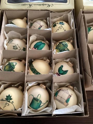Leuke glazen kerstballen en dennenappels op clib beschikbaar voor biedingen