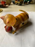 Blikken poes met bal. Made in occupied Japan. 13 cm, Verzenden