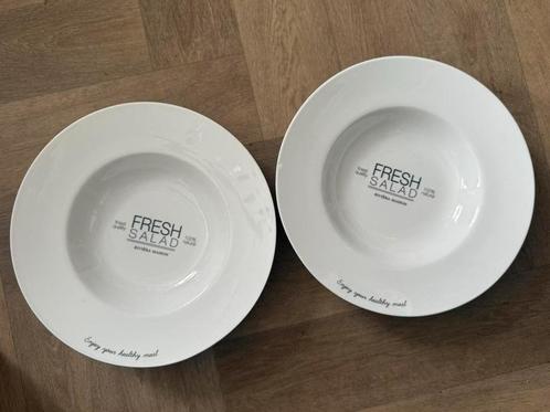 2x Riviera Maison Fresh Salad Plate saladebord wit ø30 cm, Verzamelen, Porselein, Kristal en Bestek, Zo goed als nieuw, Bord of Schaal
