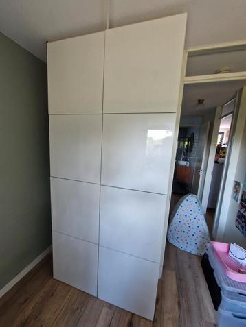 Prachtige Ikea Besta kledingkast met hoogglansTofta deurtjes beschikbaar voor biedingen