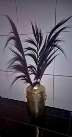 Hoge metalen vaas met veren op bamboe, Huis en Inrichting, Woonaccessoires | Vazen, Ophalen of Verzenden, Zo goed als nieuw, Overige kleuren