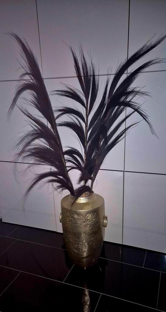 Hoge metalen vaas met veren op bamboe, Huis en Inrichting, Woonaccessoires | Vazen, Zo goed als nieuw, Overige kleuren, Overige materialen